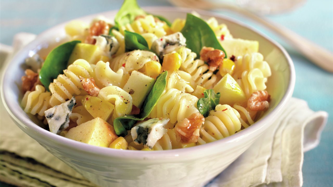 Ensalada de pasta con espinacas y queso azul