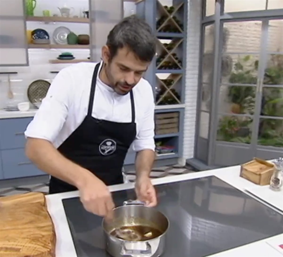 Enrique Sánchez preparando tarta Banoffee