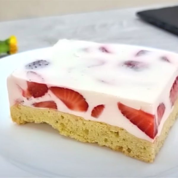 Tarta de fresa y bizcocho, un postre alemán esponjoso y cremoso a la vez (con vídeo)