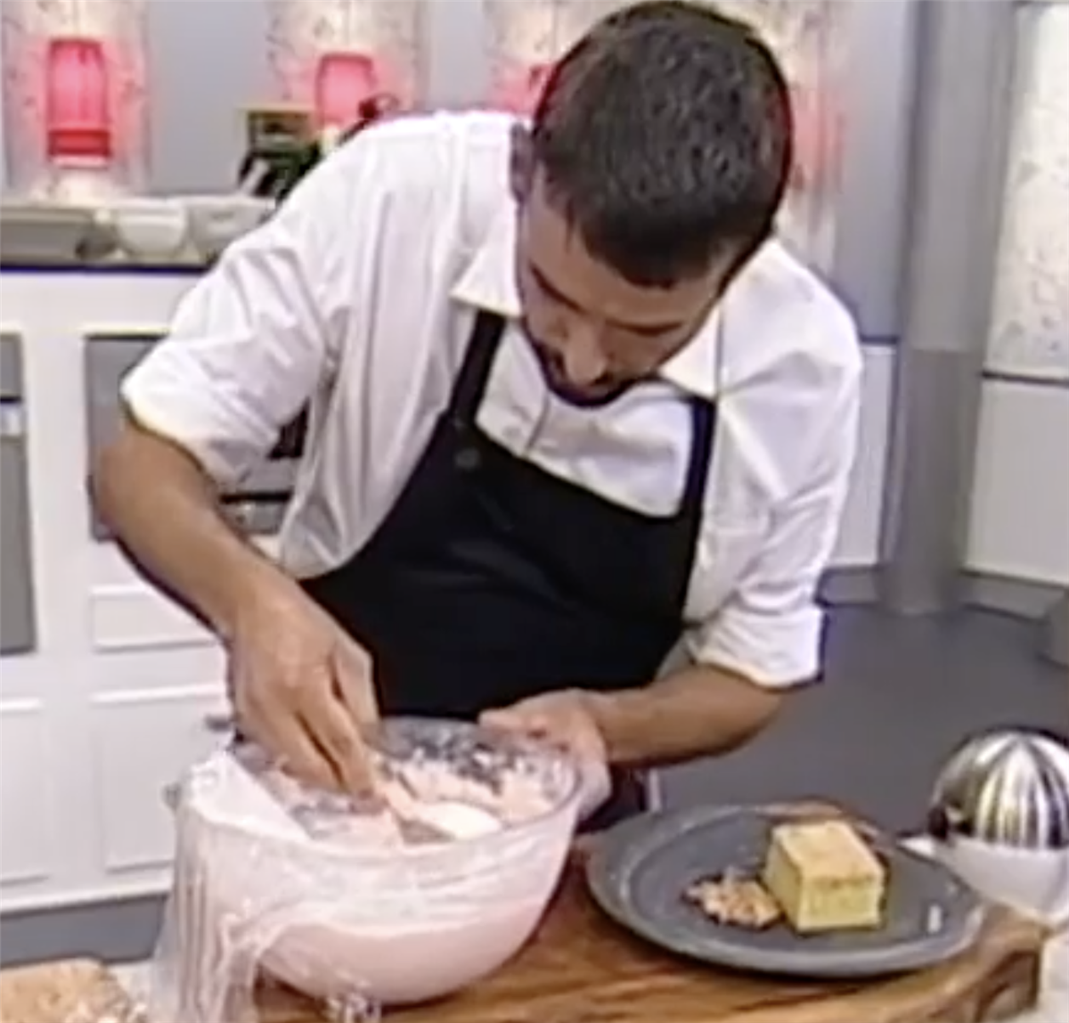 Enrique Sánchez preparando helado de sandía