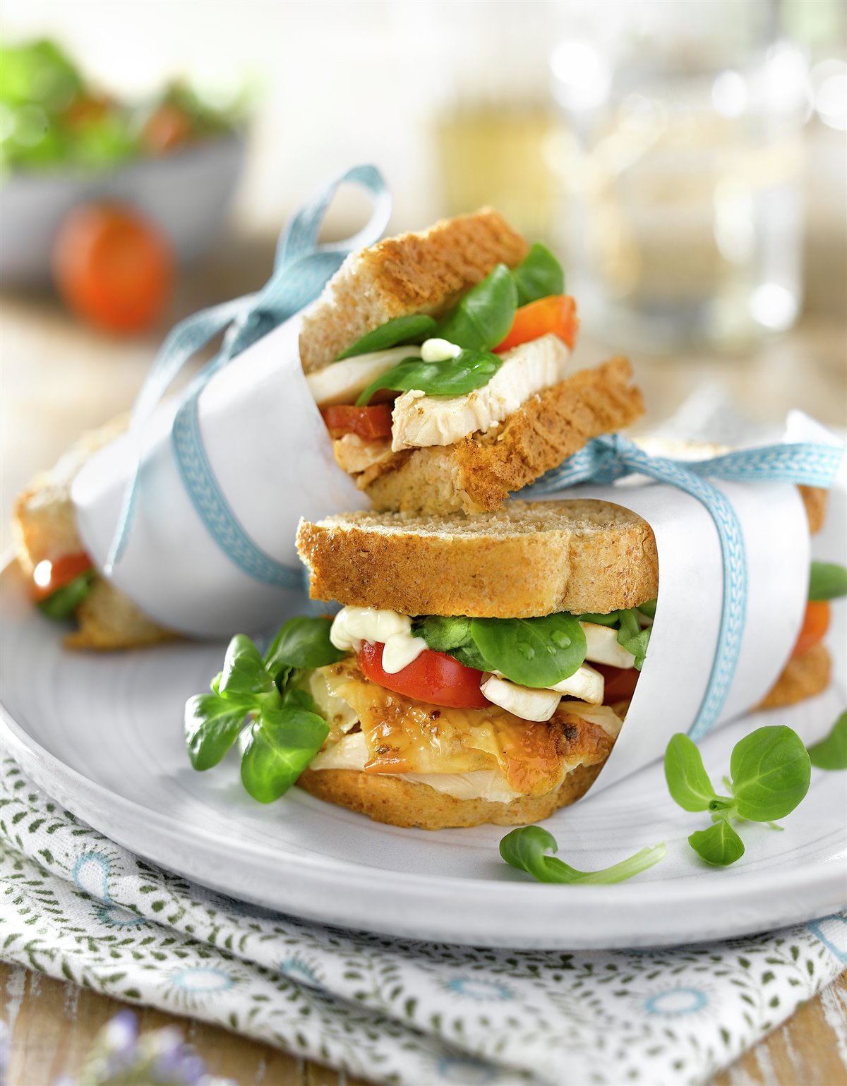 SÁNDWICH DE POLLO CON TOMATES Y CANÓNIGOS