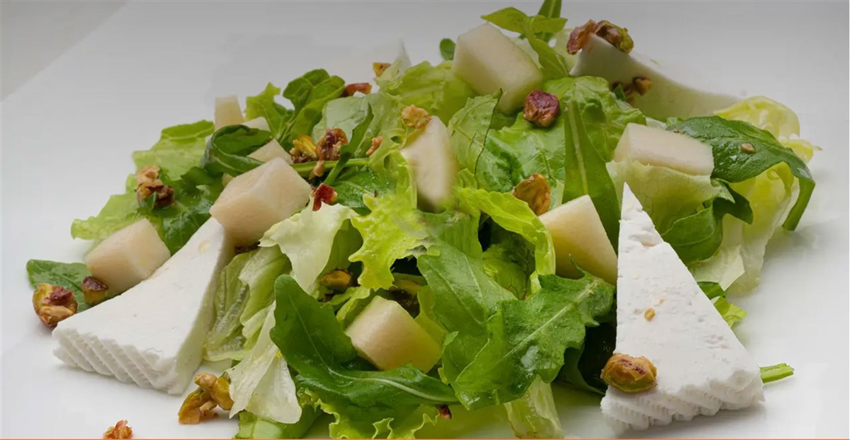 Ensalada de rúcula, pera, queso y pistachos de Karlos Arguiñano