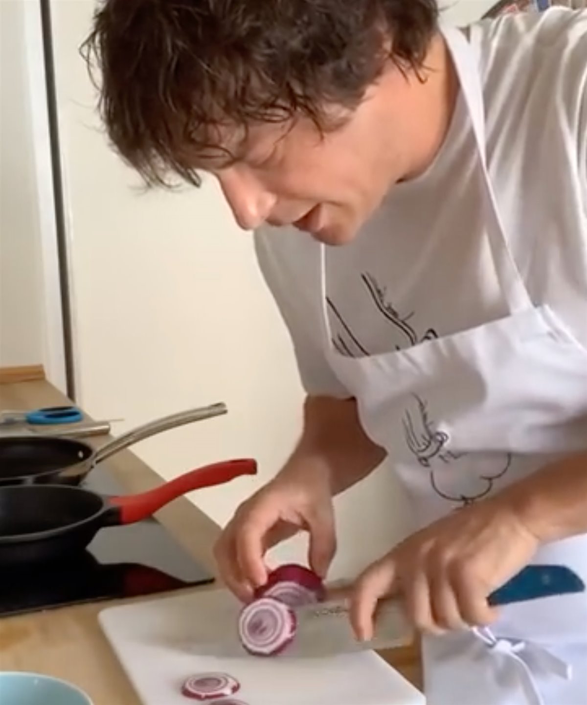 Jordi Cruz cortando cebolla