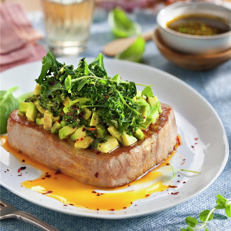 Atún con chimichurri de aguacate