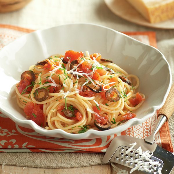 Espaguetis con tomate y aceitunas