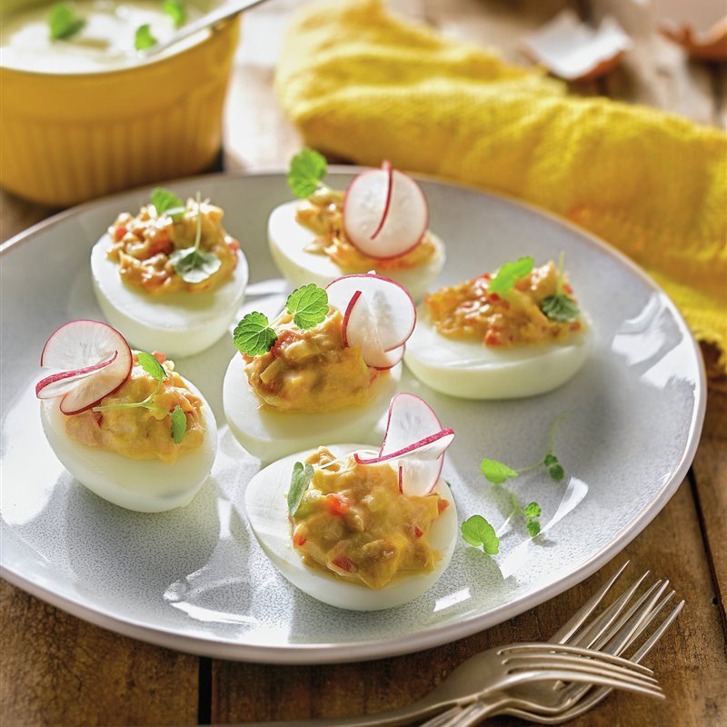 Huevos rellenos de atún, pimiento y cebolleta