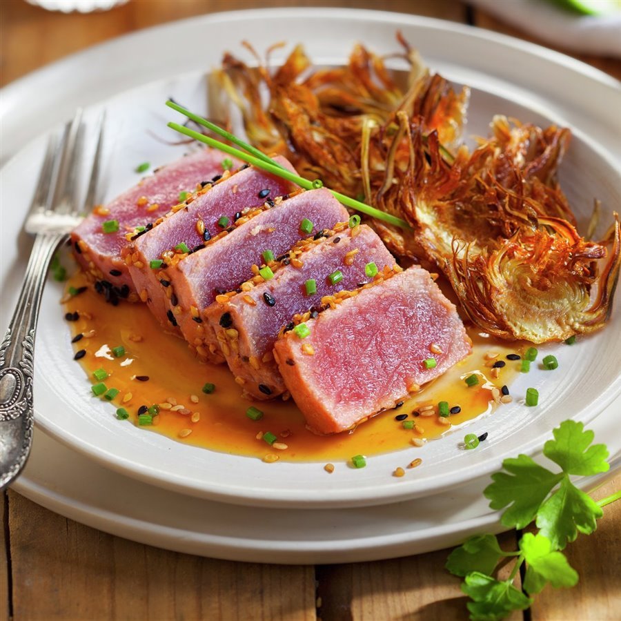 Tataki de atún y chips de alcachofa