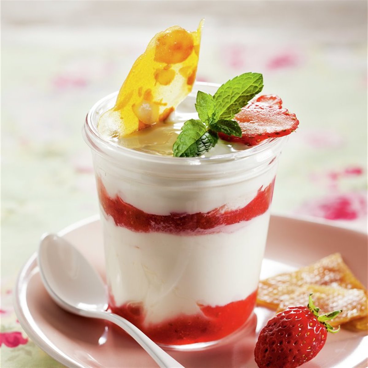 Crema con salsa de fresas