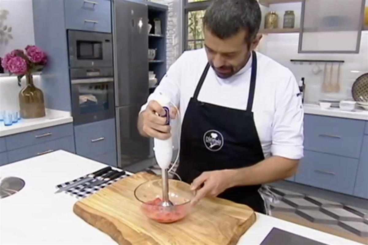 Enrique Sanchez batiendo fresas