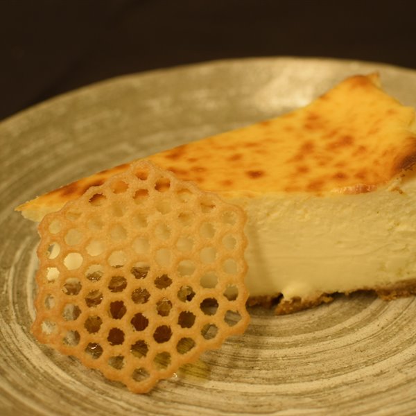 Esta es la mejor tarta de queso de Madrid: la de Pedro Moreno del restaurante Tatel