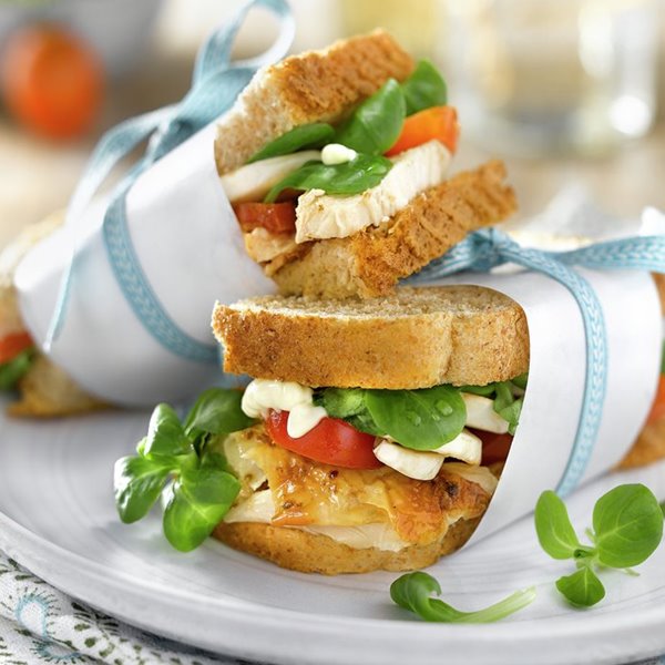 Sándwich de pollo con tomates y canónigos