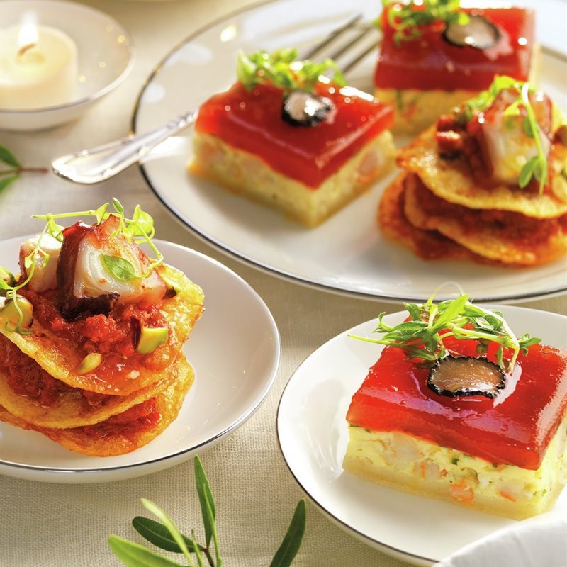 Miniquiches de langostinos y trufa con gelatina de tomate
