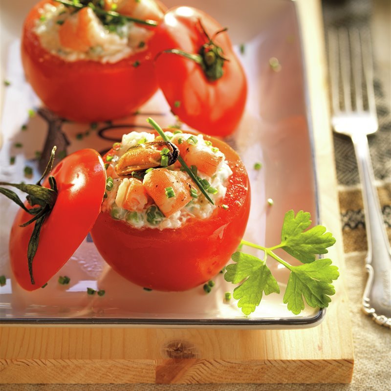 Tomates rellenos de ensaladilla de arroz, gambas y mejillones