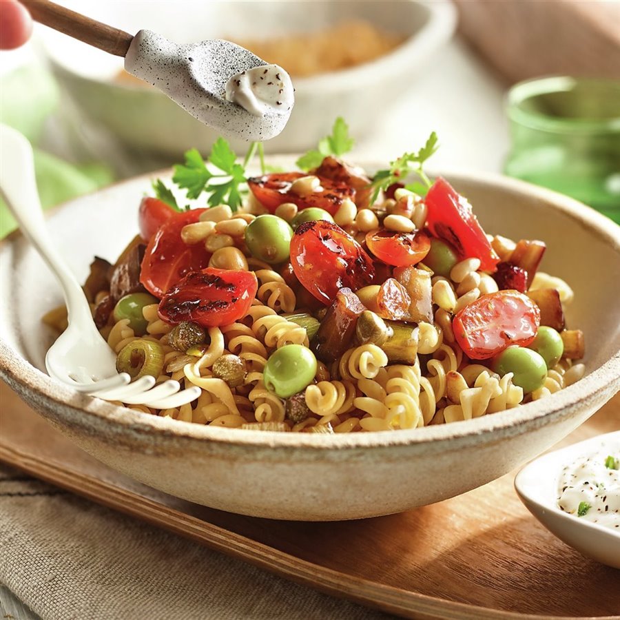 Ensalada de pasta de garbanzos vegana