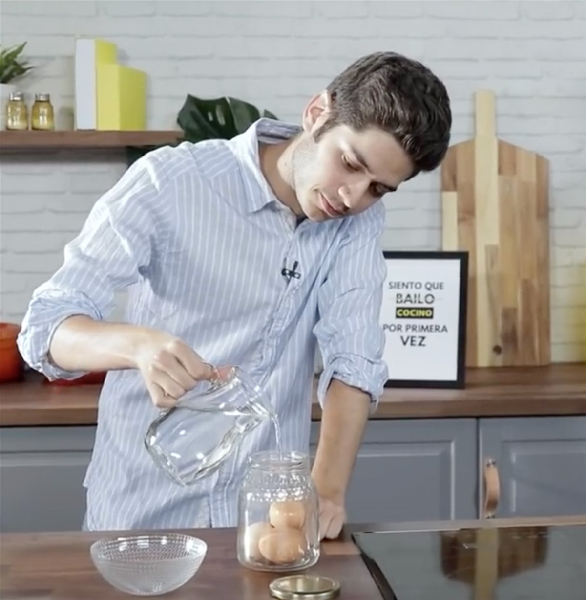 Truco para pelar huevos, echando agua a un bote