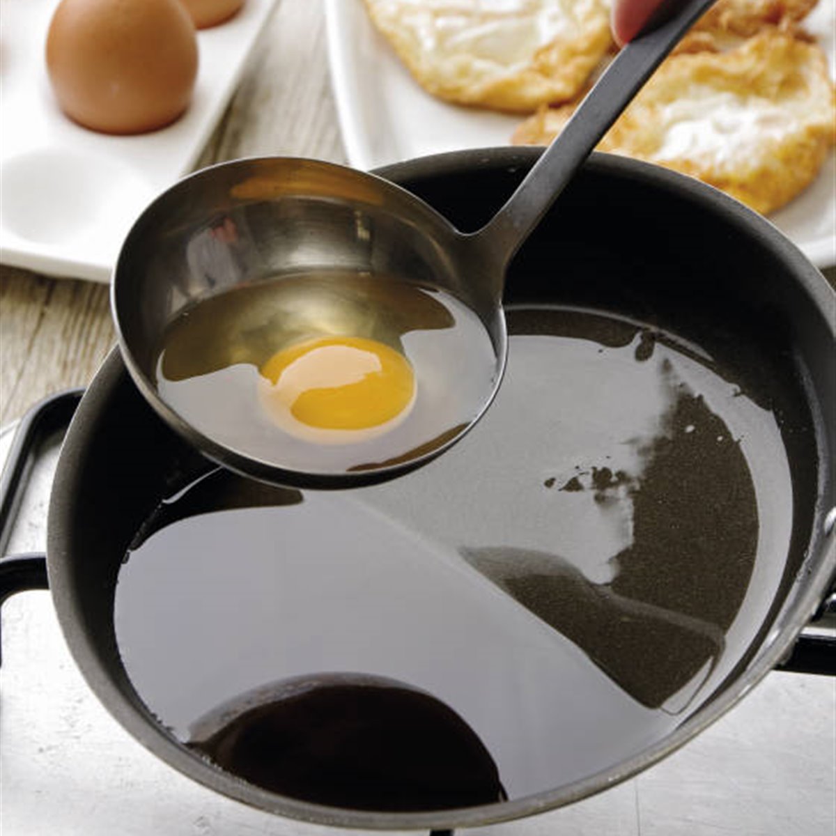 Echando huevo a la sartén