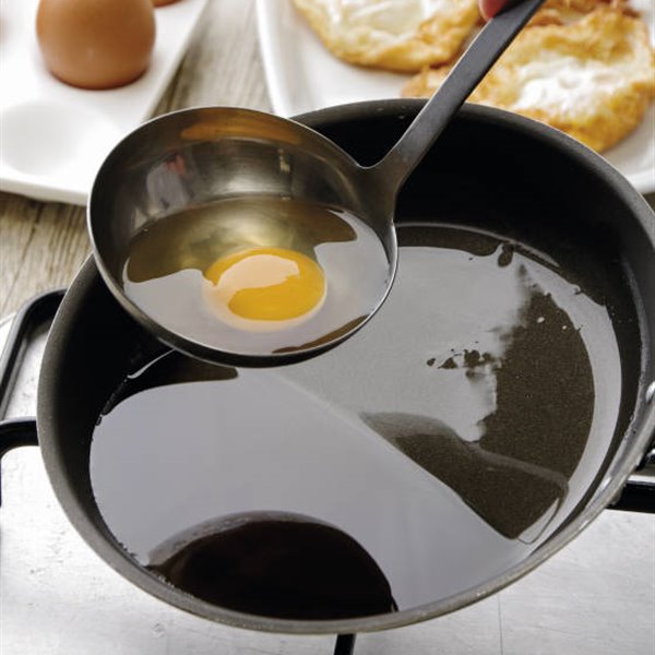 El truco infalible para freír un huevo sin que salpique el aceite (y que quede perfecto)