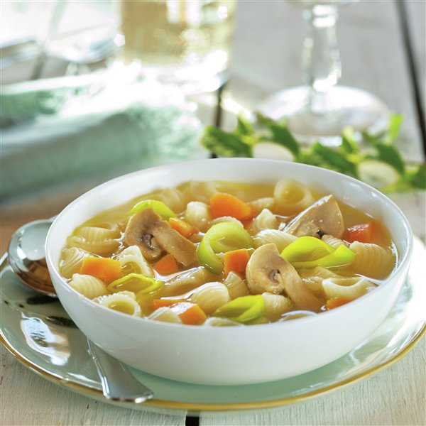 Sopa de verduras con champiñones, ligera y reconfortante