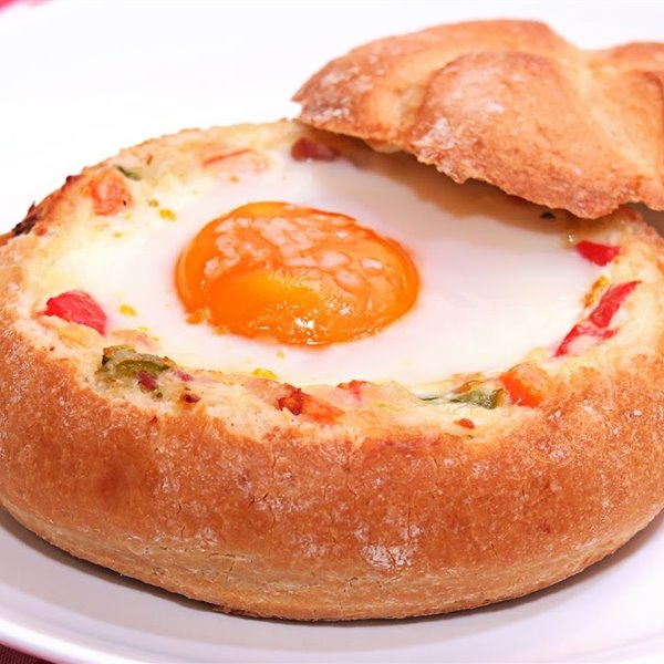 Pan relleno al estilo Huevos Napoleón: una receta rápida, barata y muy rica (con vídeo)