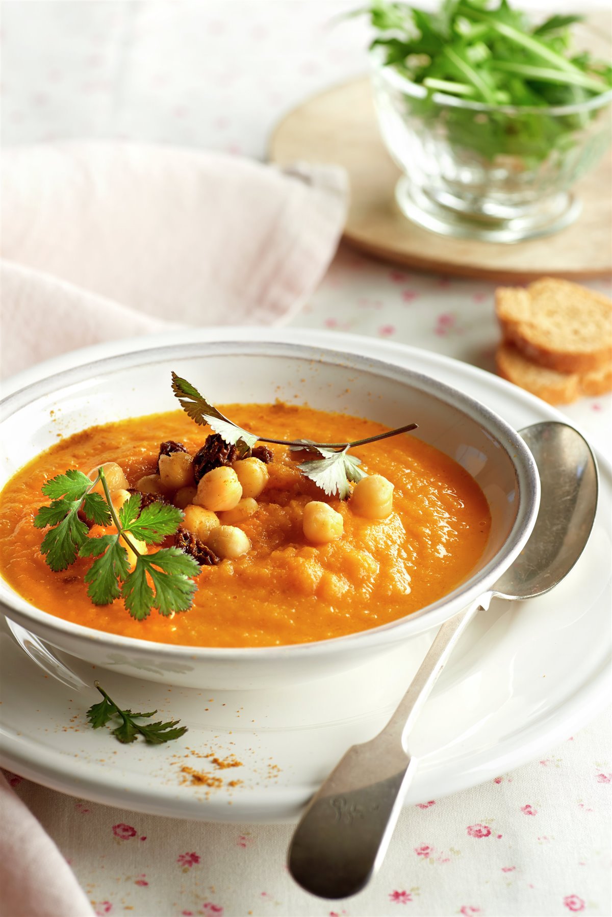 CREMA DE ZANAHORIA CON GARBANZOS Y PASAS.