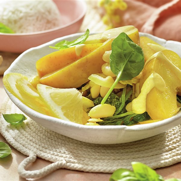 Curry de alubias blancas y manzanas con verduras y limón