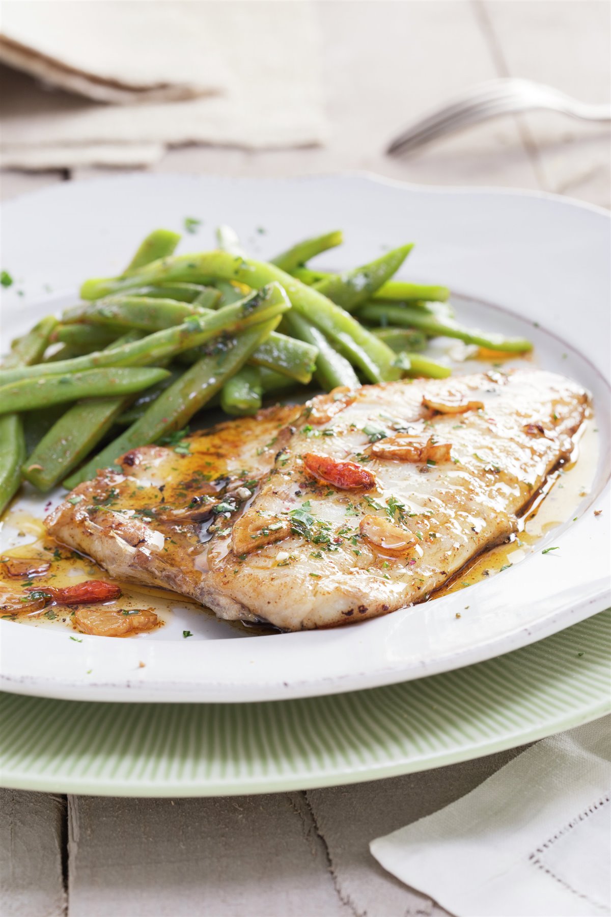 FILETE DE DORADA CON REFRITO DE AJO Y JUDÍAS VERDES.