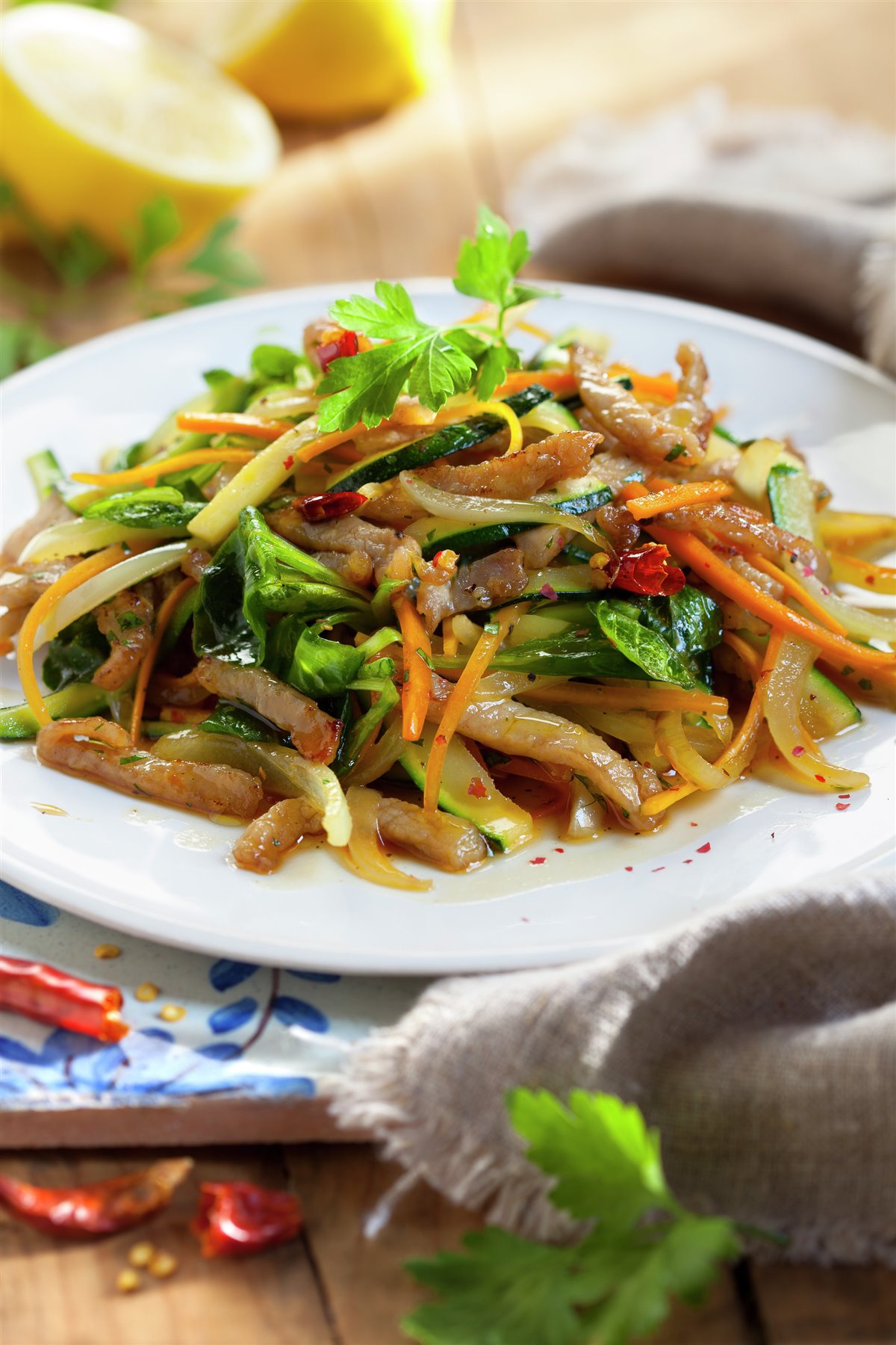 VERDURAS CON LOMO Y SALSA DE LIMÓN.