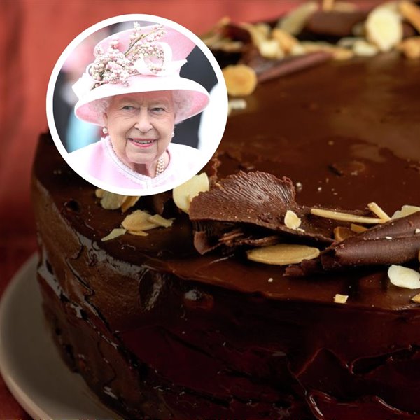 El postre favorito de la reina Isabel II: una irresistible tarta de chocolate y galletas (de la abuela)