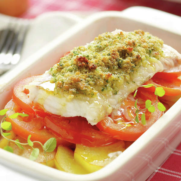 Bacalao al horno con costra, tomate y patatas, ¡receta fácil y exquisita!