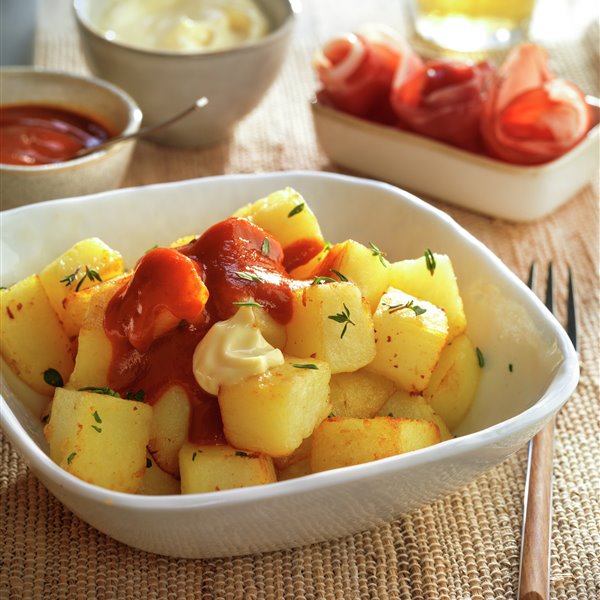Patatas bravas con salsa alioli