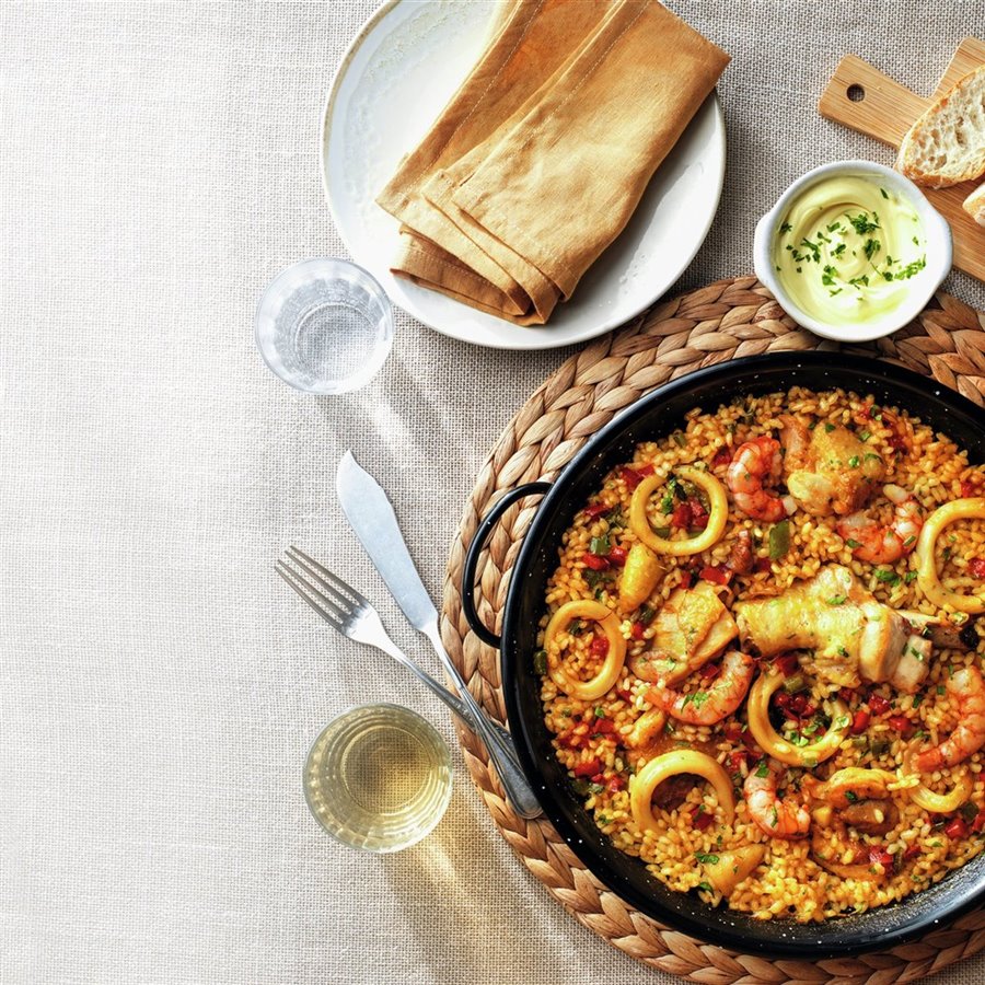 Paella mixta con pollo, calamares y gambas