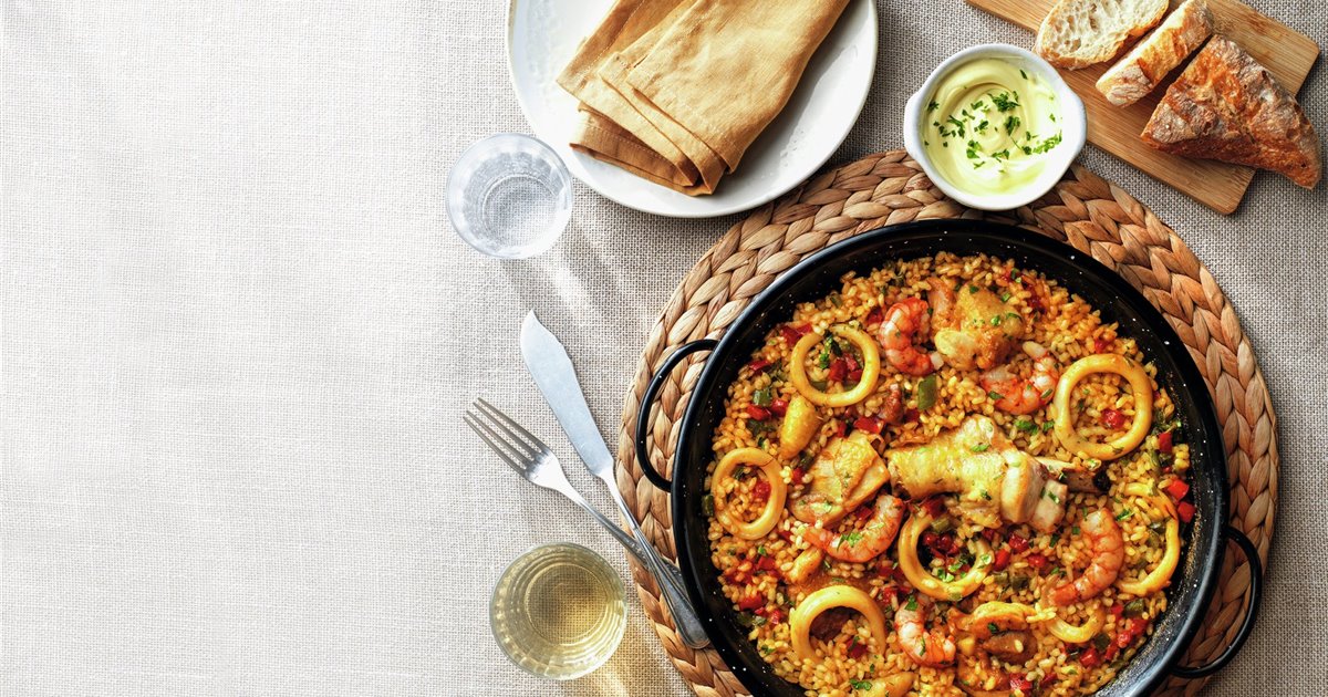 Paella mixta con pollo, calamares y gambas