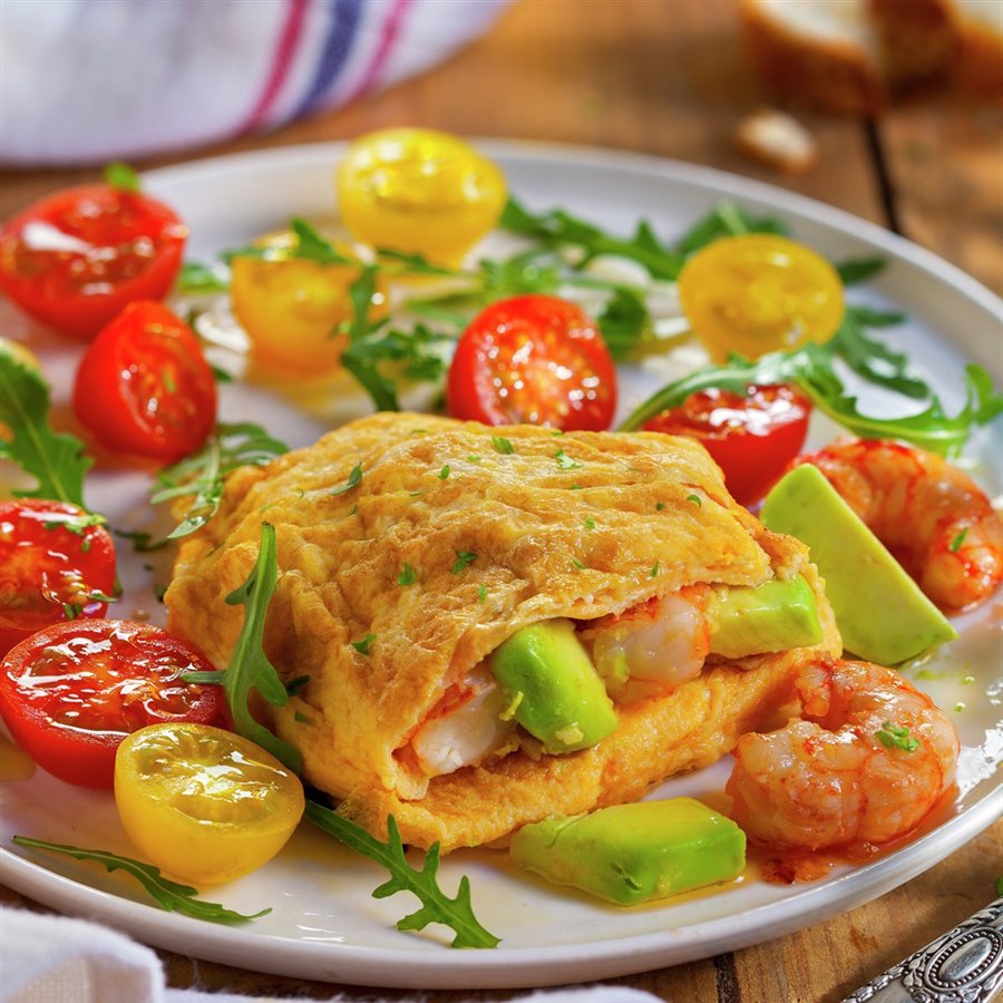 Tortilla rellena de aguacate y gambas