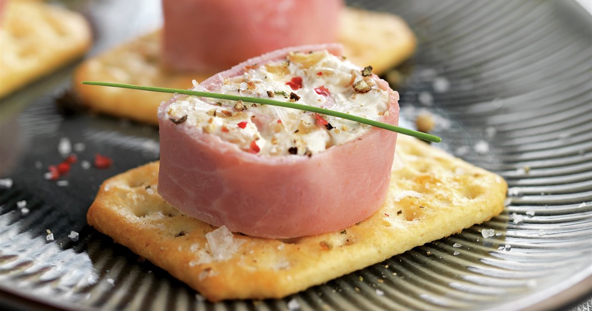 Rollitos de jamón con queso fresco y nueces