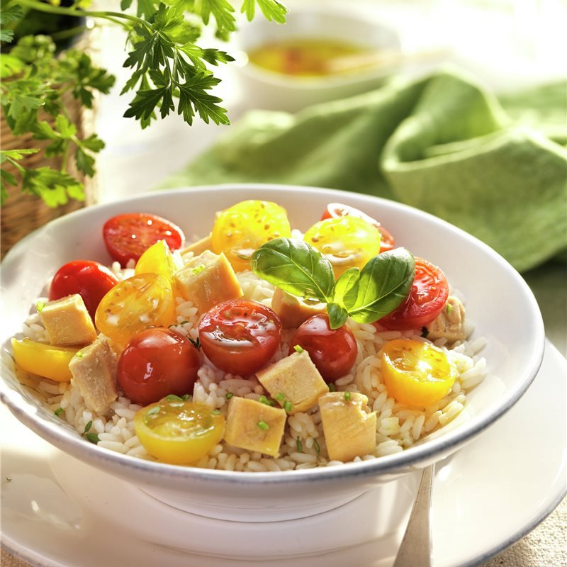 Ensalada de pollo con arroz y tomates