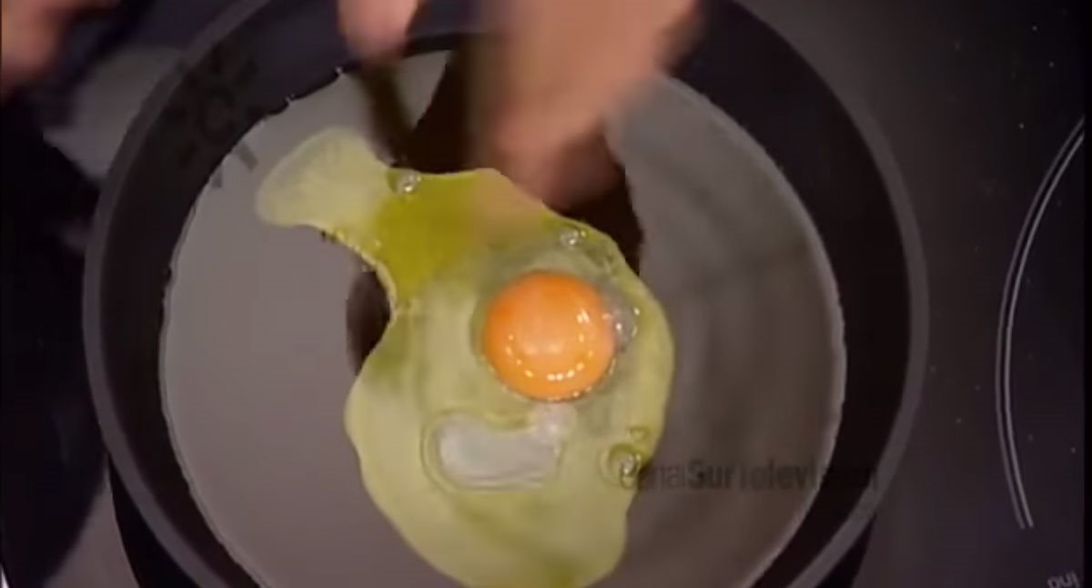 fríe los huevos