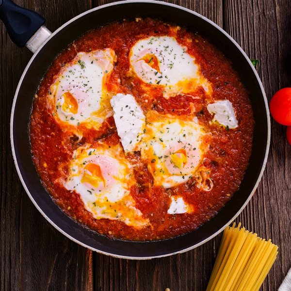 Huevos al purgatorio, una receta italiana con huevos perfecta para cenar