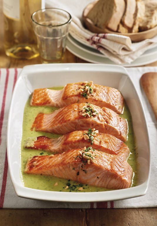 Salmón en salsa verde de almendra