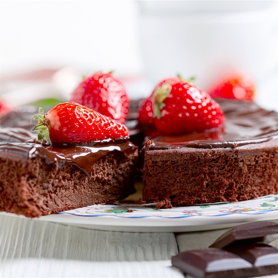 Tarta de chocolate fácil y resultona con dos ingredientes (con vídeo)