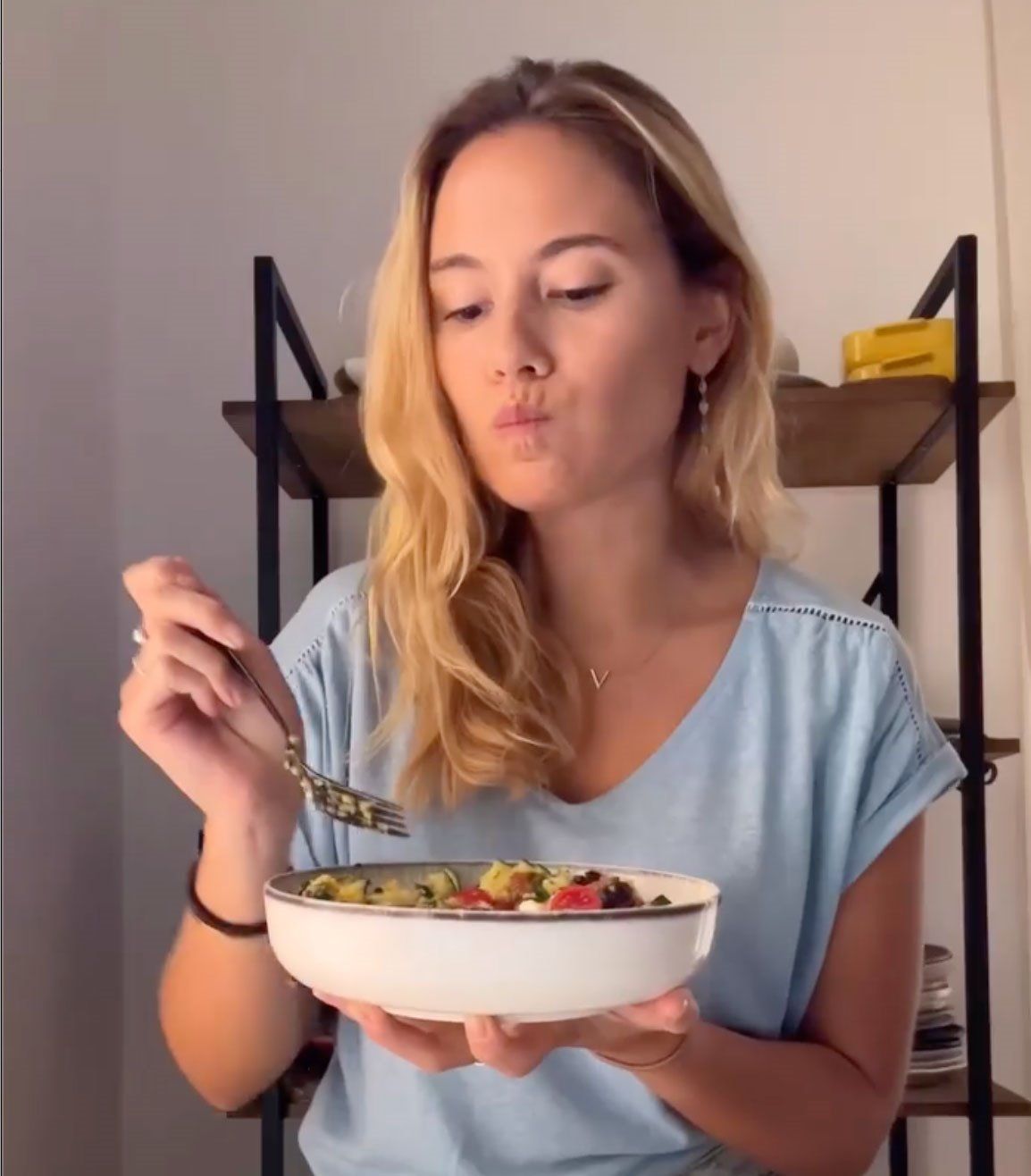 Julia Rovira (@vadesabores) comiendo su ensalada de cuscús