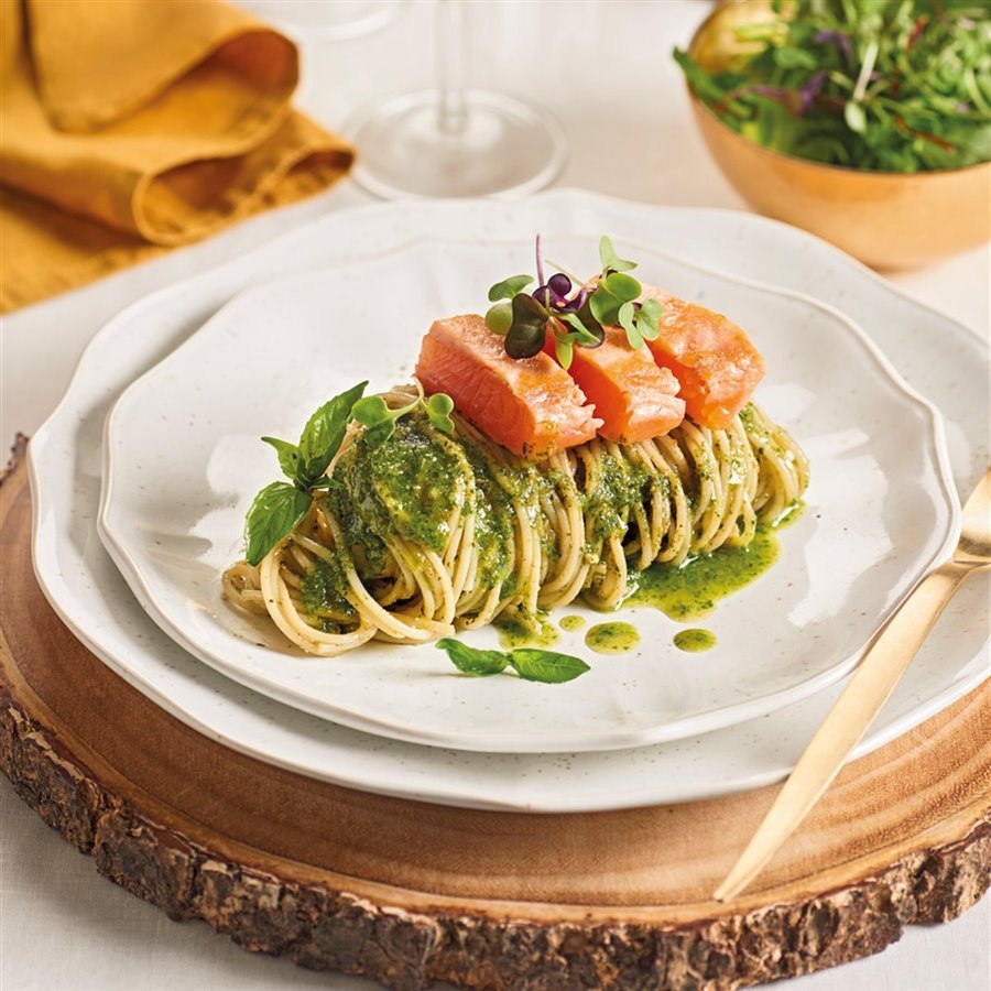 Espaguetis con pesto y salmón marinado