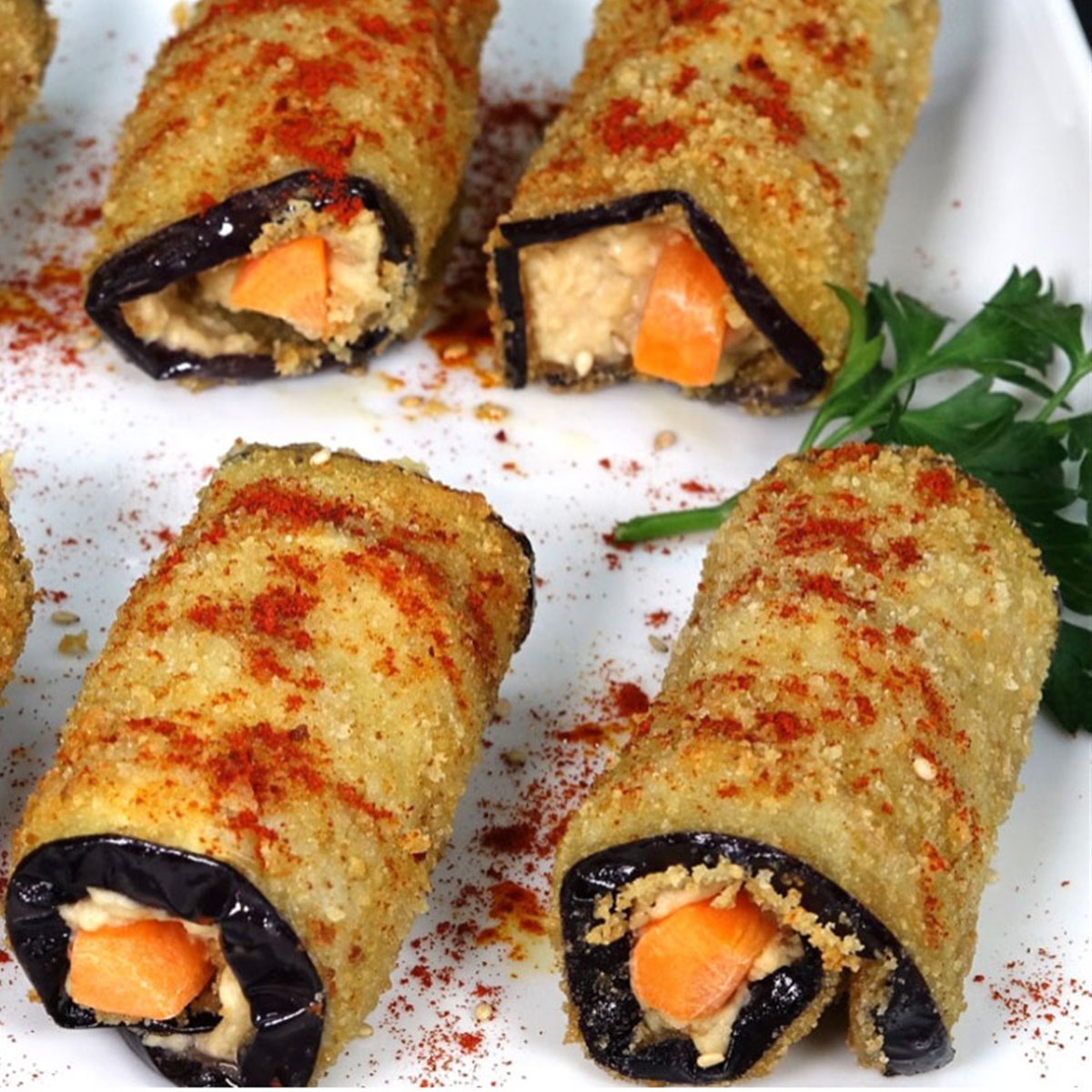 Rollitos turcos de berenjena y hummus