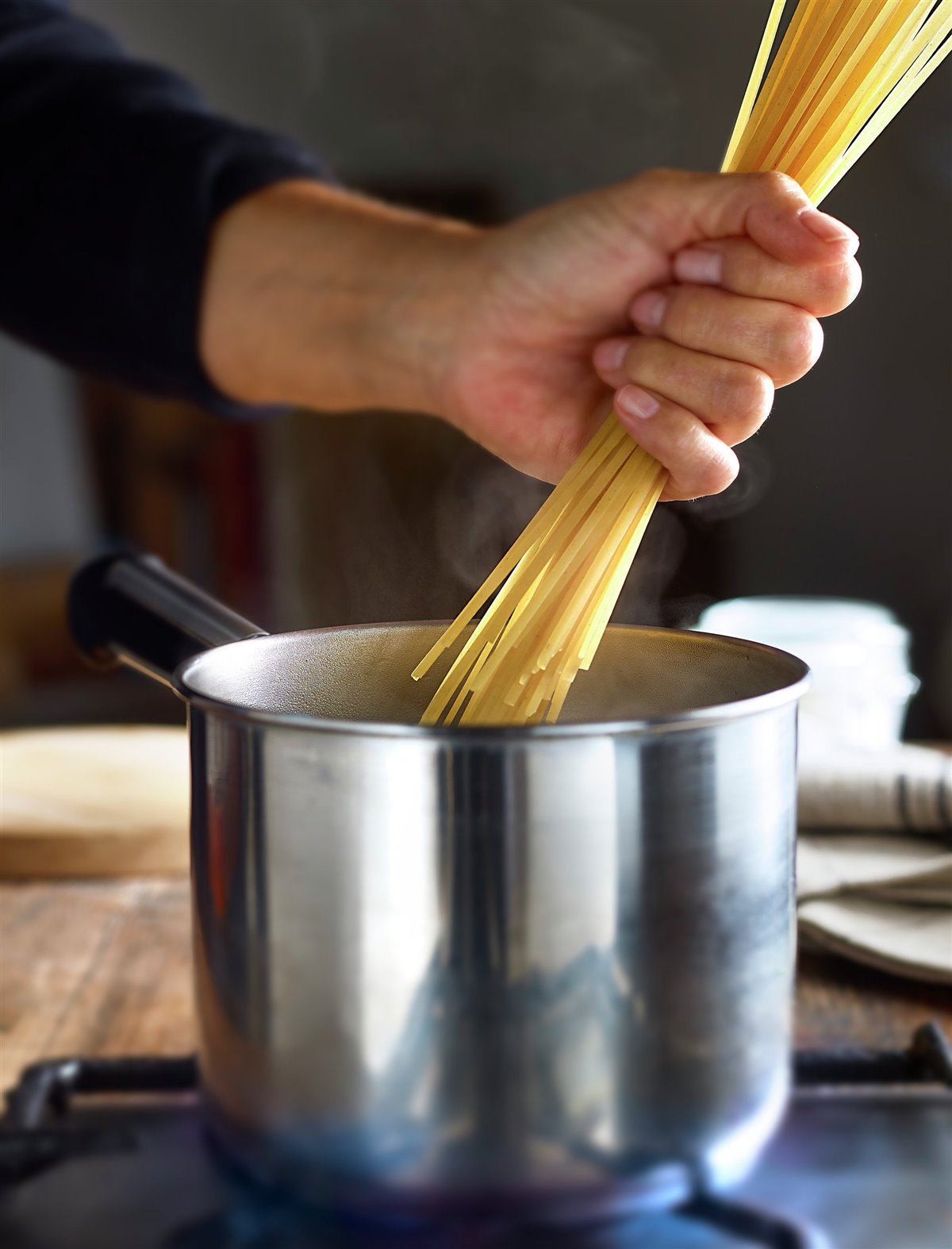 timbal de pasta con pimientos huevo y jamon hervir los tallarines