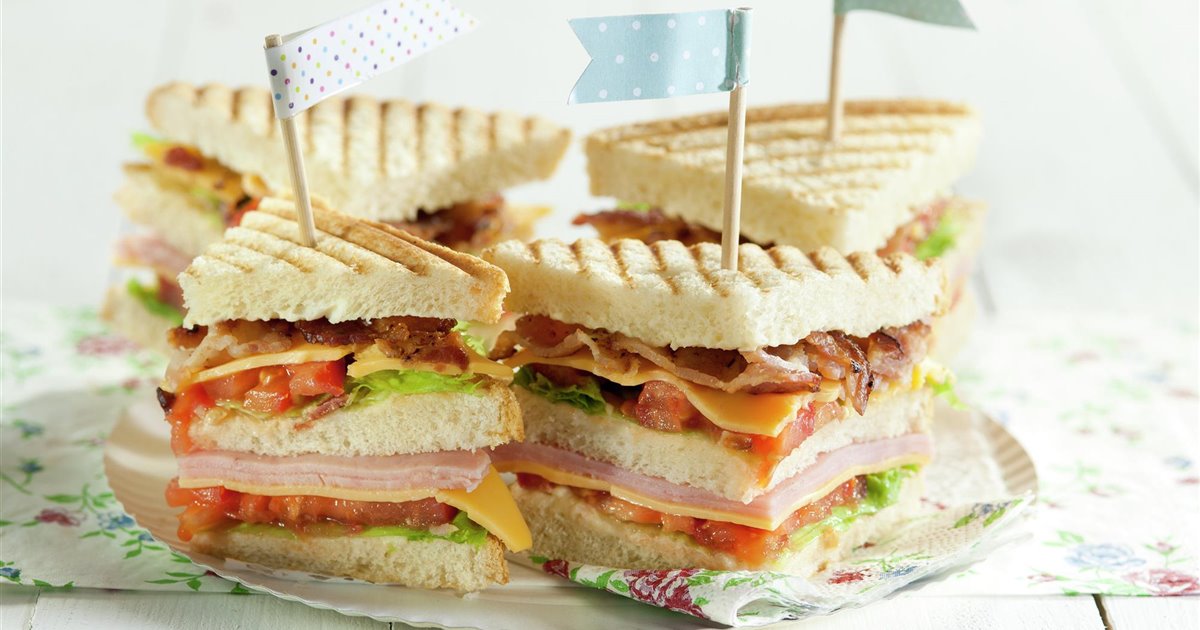 Sándwich club de jamón, queso y beicon - Lecturas