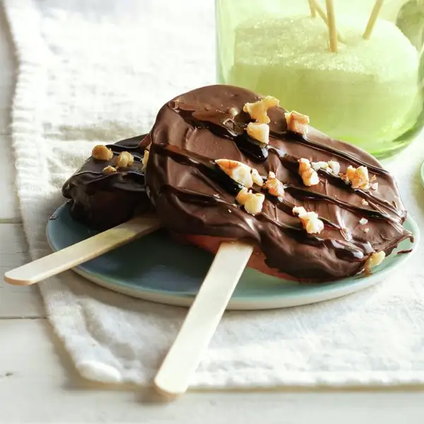 ¿Tienes una manzana y chocolate? Prepara este postre fácil en 15 minutos: piruletas de manzanas con chocolate, nueces y caramelo