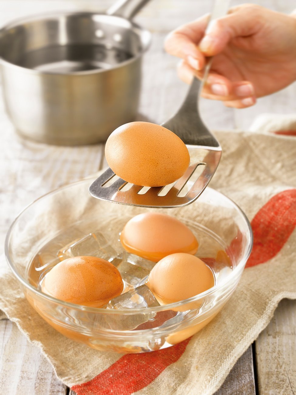 1. Cuece y refresca los huevos