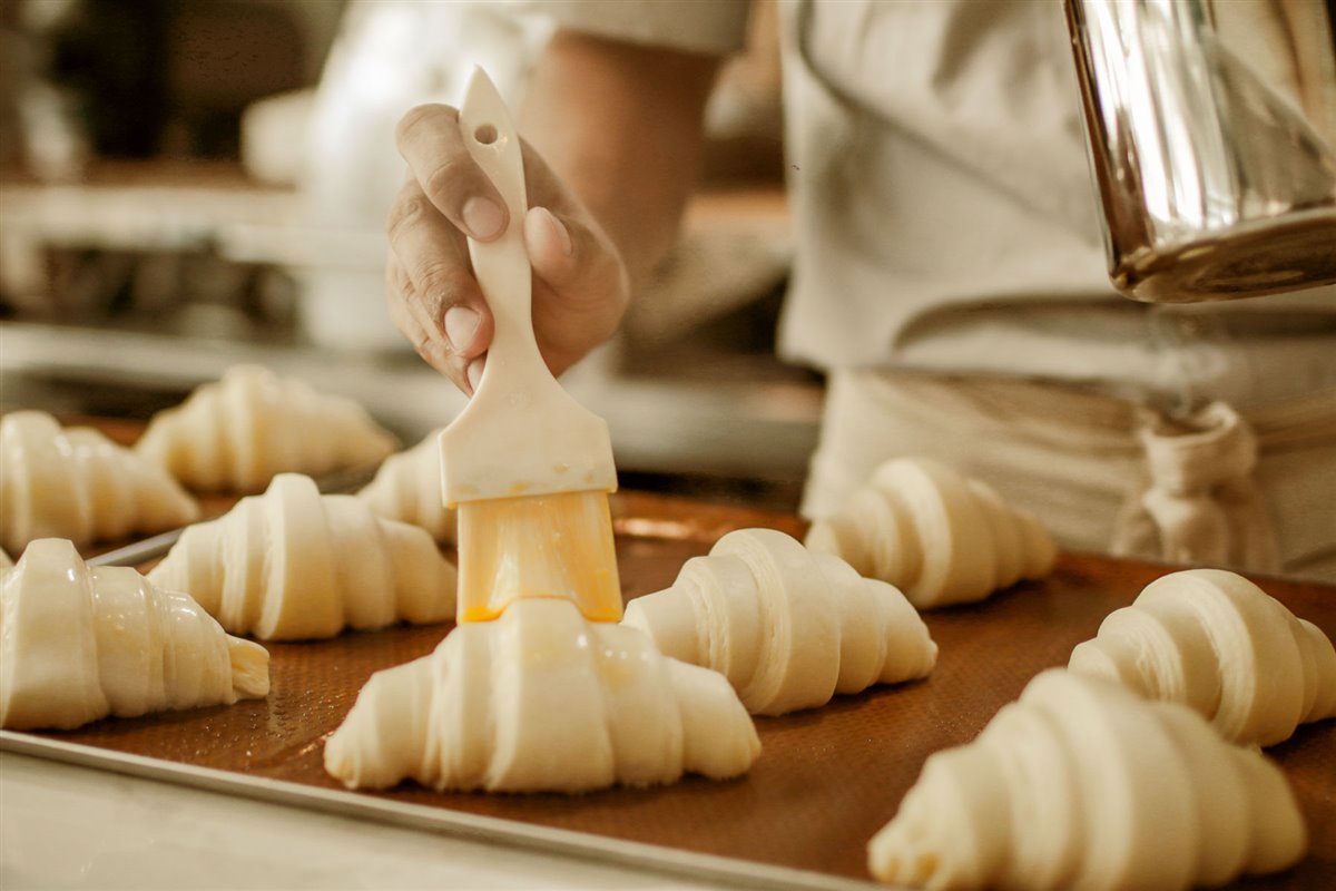 Panadero haciendo croissants