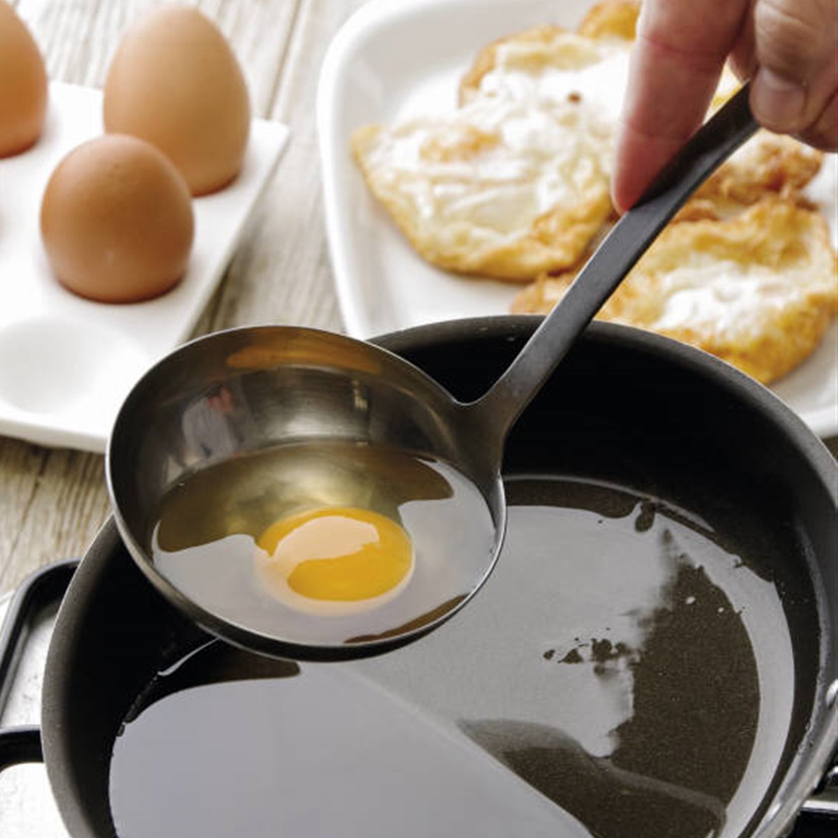 Echando huevo a la sartén