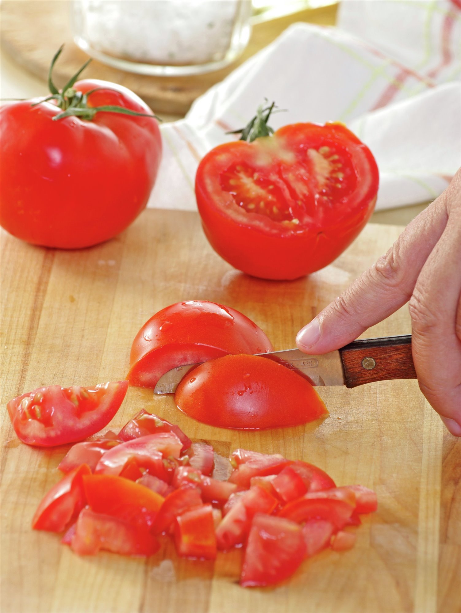 2. Trocea y tritura los tomates