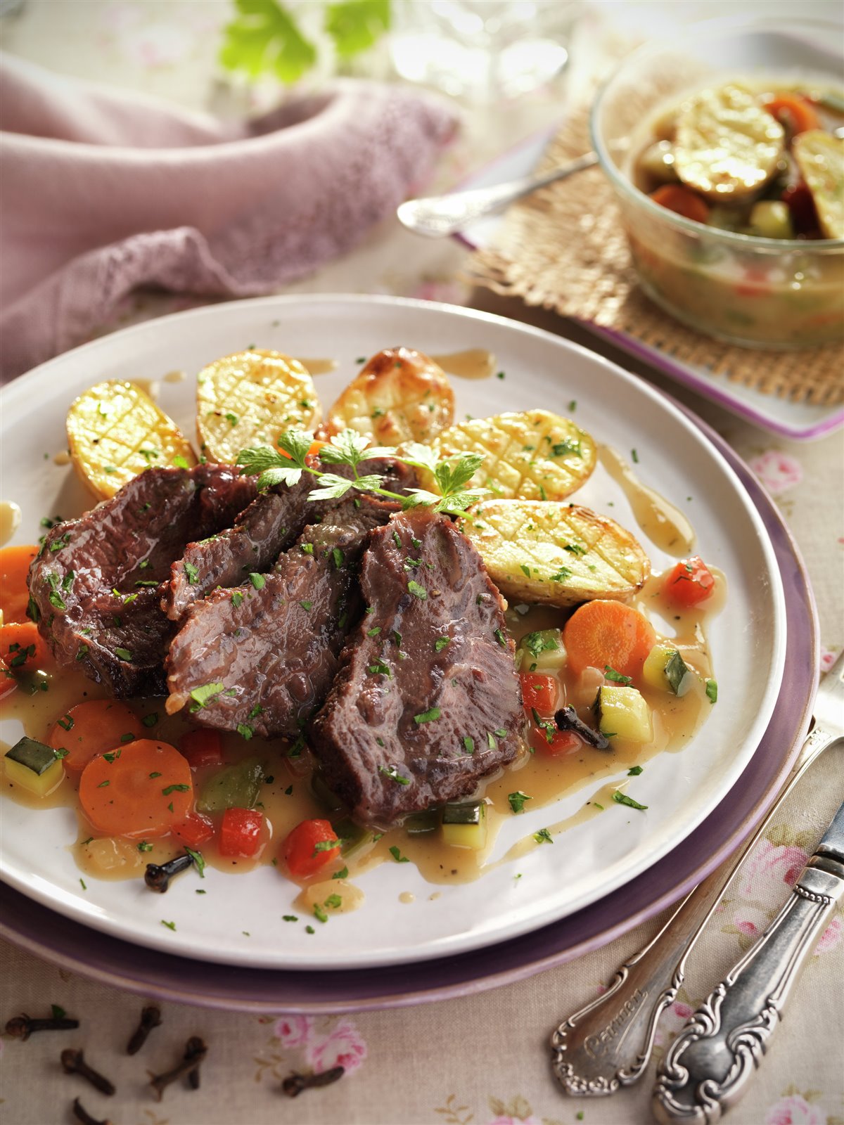 CARRILLERAS DE TERNERA AL JEREZ CON VERDURAS.